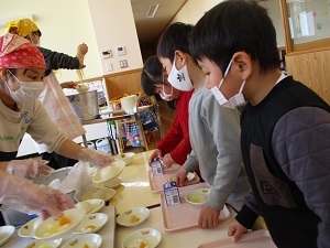 もも組さんの配膳風景 もも組さんの配膳風景