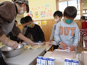 もも組さんの配膳風景 (2) もも組さんの配膳風景 (2)