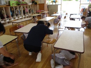 さくらんぼ組机の下