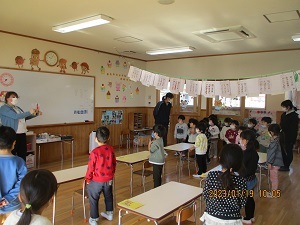 英語遊び（さくらんぼ組） (2)