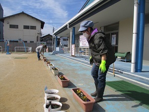 花苗植え (2) 花苗植え (2)
