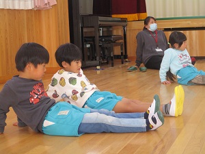 足を合わせて 足を合わせて