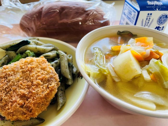 給食はメンチカツ