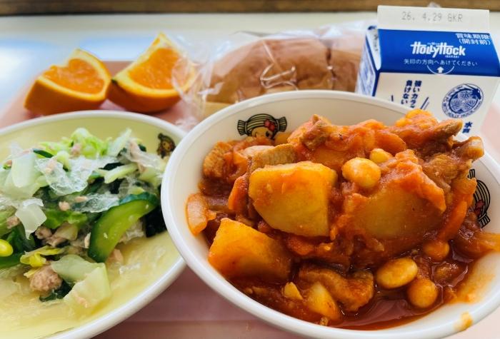 給食はポークビーンズ