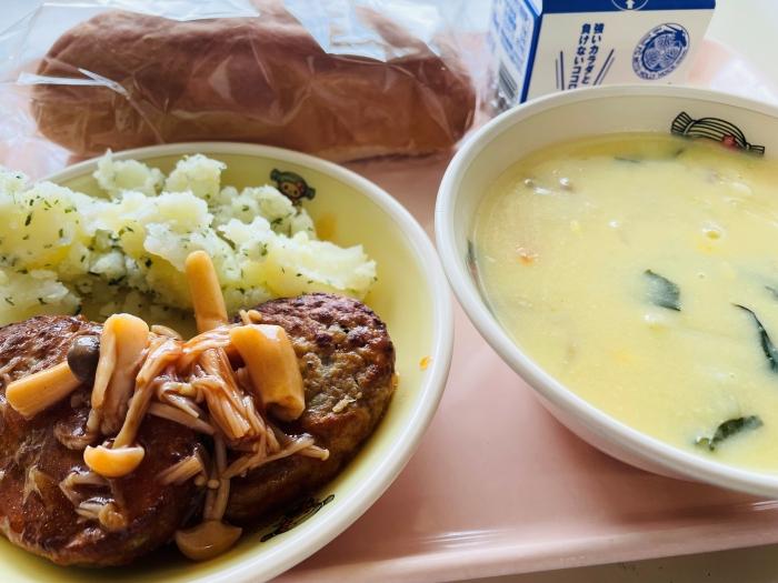 給食はハンバーグトマトソース