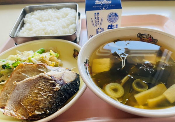 今日の給食は鯖の塩焼き
