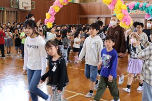 みんな手をつないで入場