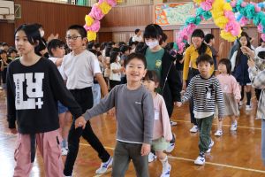 お姉さんたちに連れられて