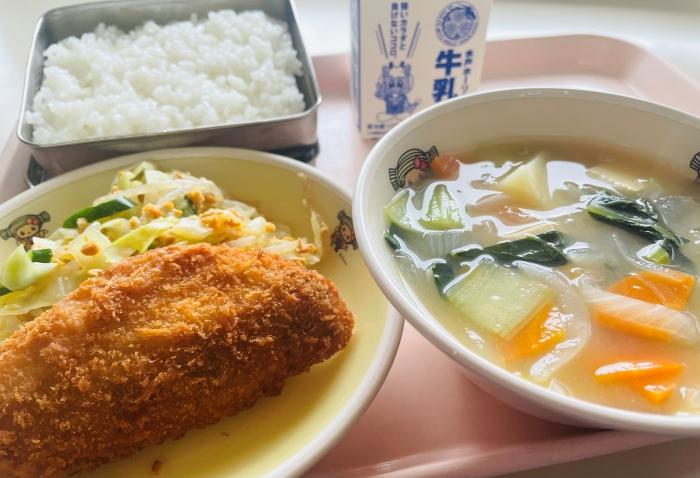 給食はアジフライ