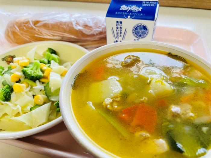 給食は鶏肉とジャガイモのスープ煮
