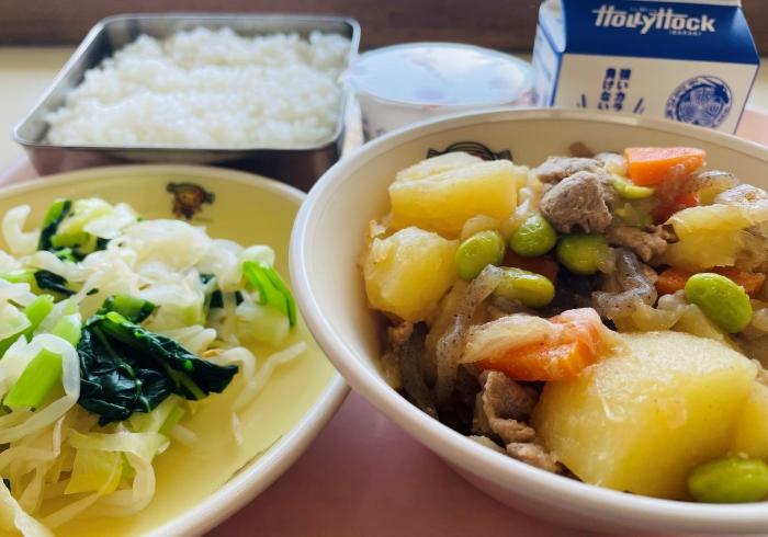 今日の給食は肉じゃが