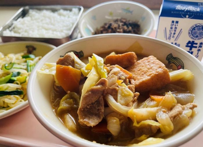 給食は厚揚げとキャベツのみそ炒め