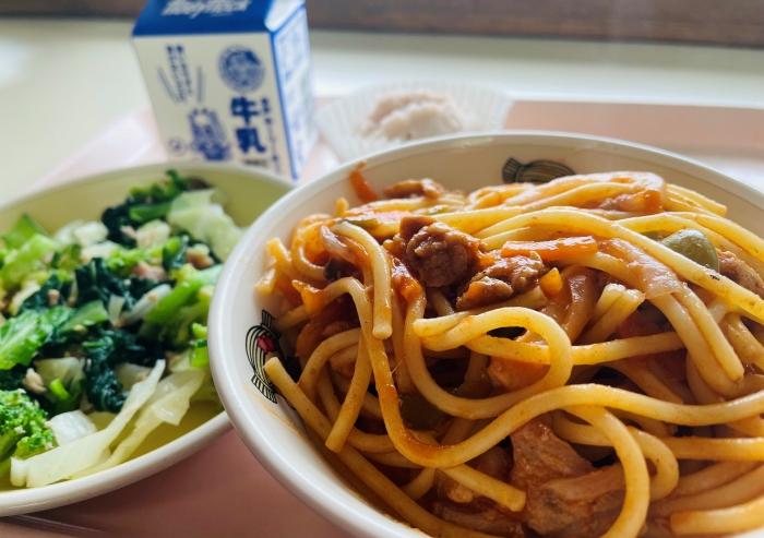 今日の給食はスパゲティナポリタン