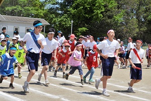 中学生の先導で 中学生の先導で