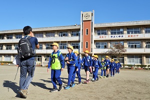 学校を後に 学校を後に