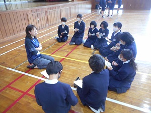 教務主任へのインタビューの様子