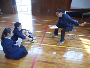 用務員へのインタビューの様子 用務員へのインタビューの様子