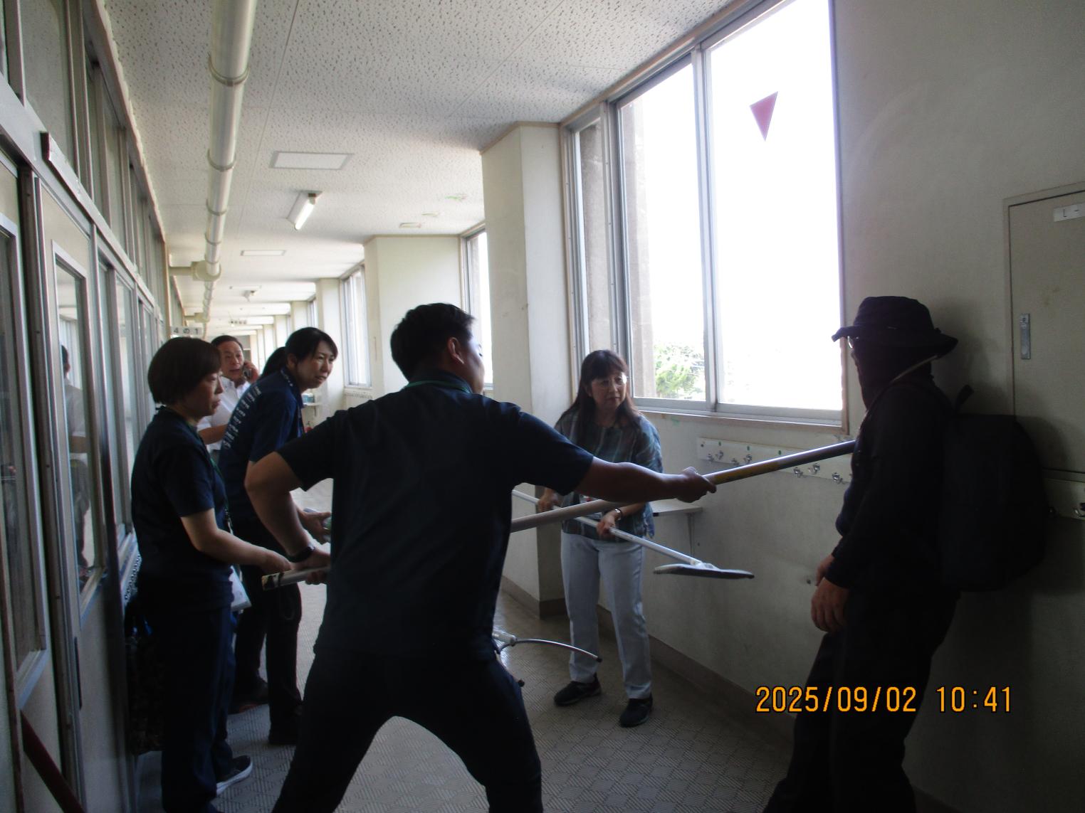 不審者役を教職員で協力をして取り押さえる様子