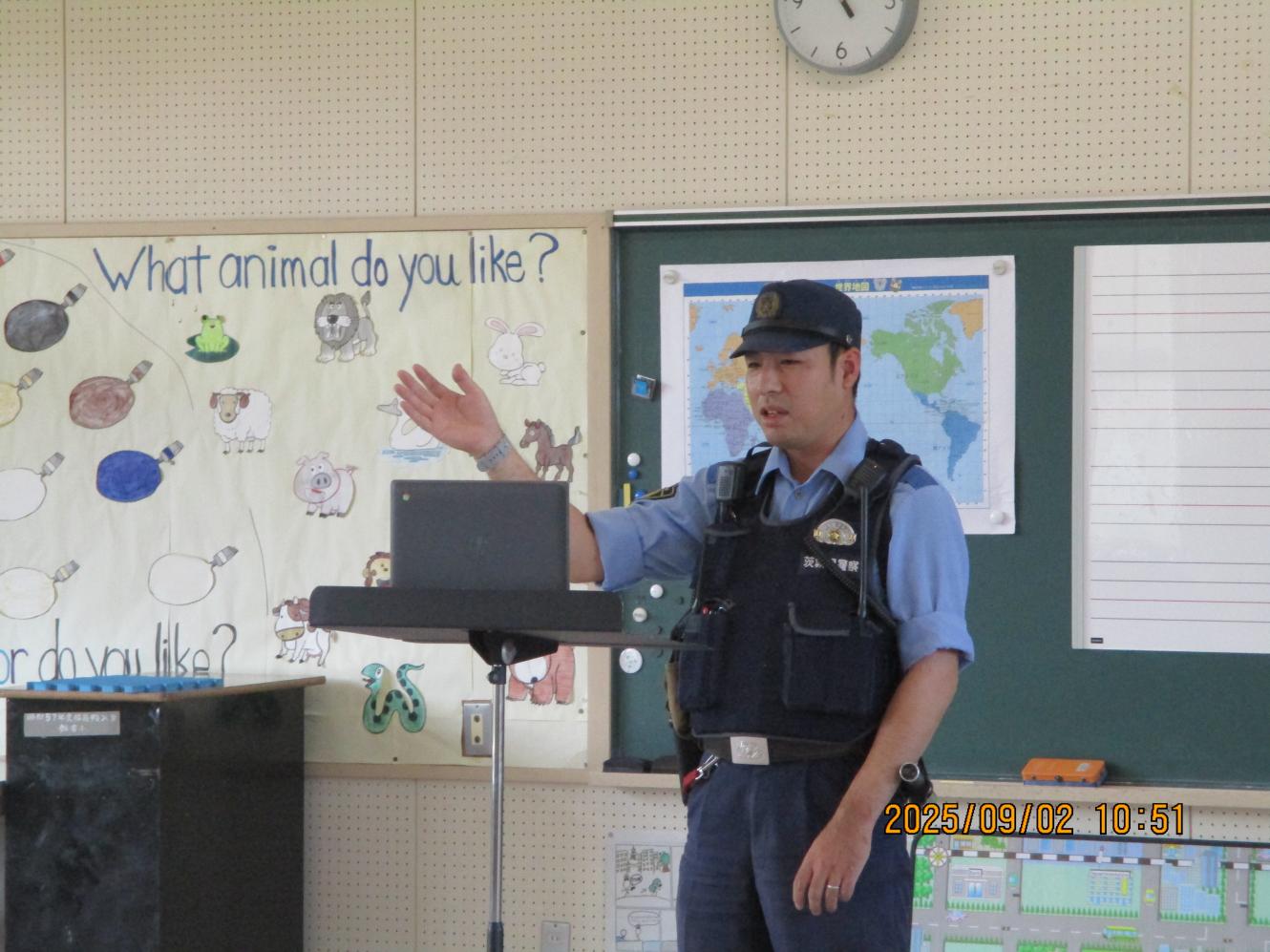 飯富駐在所の猿田所長がお話をされる様子 飯富駐在所の猿田所長がお話をされる様子