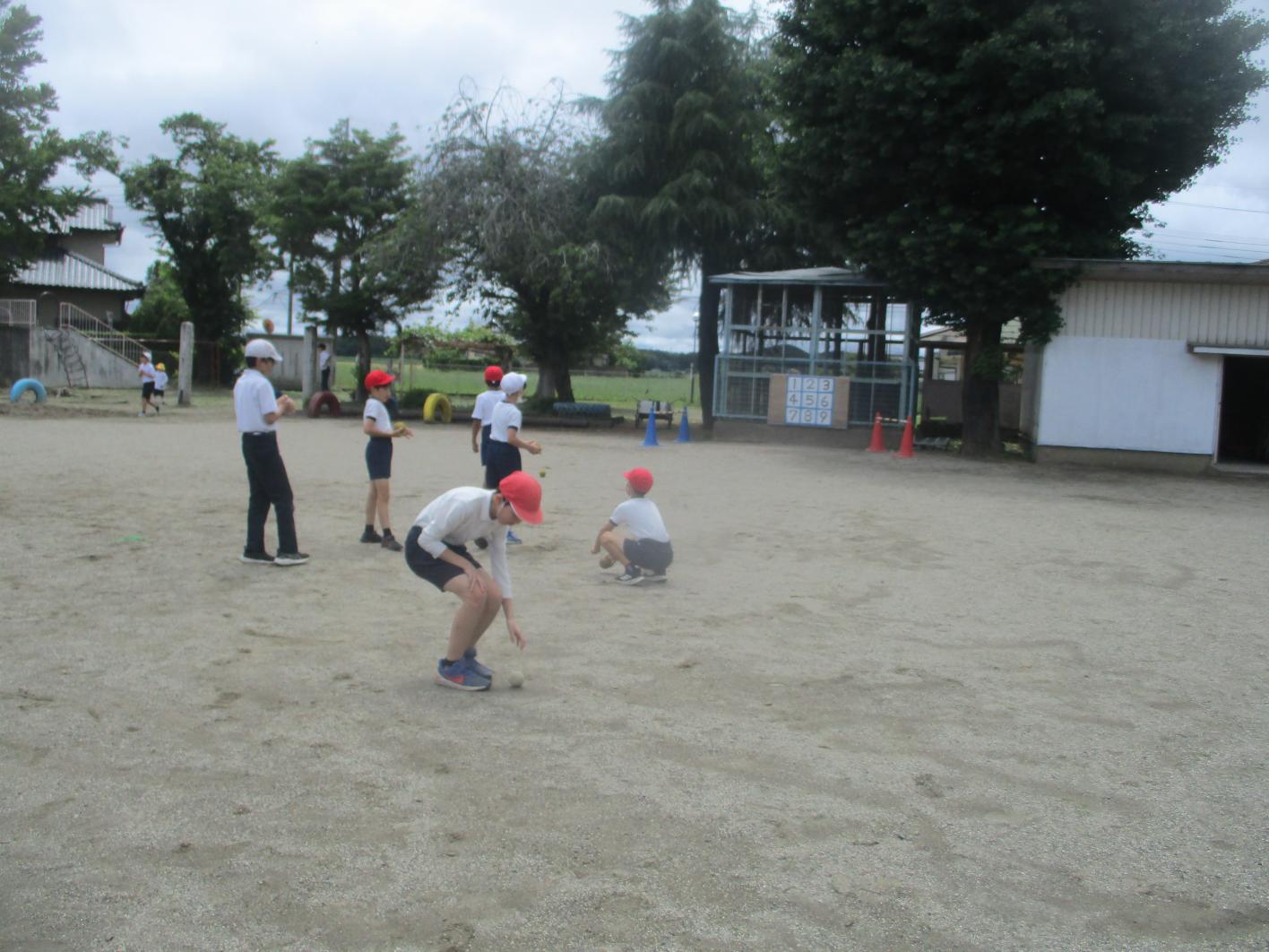 ストラックアウトで遊ぶ児童