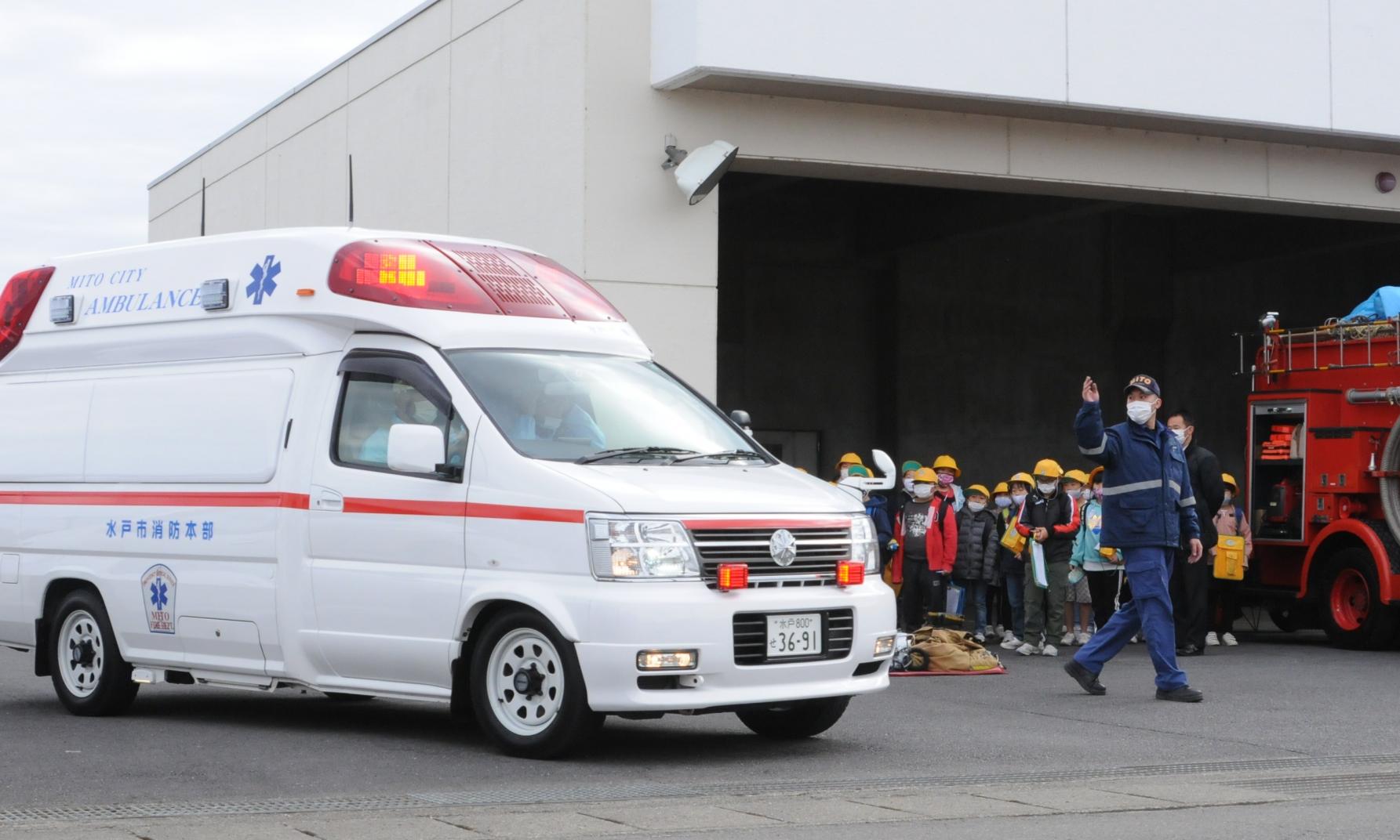 救急車出動 救急車出動