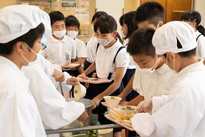 交流給食