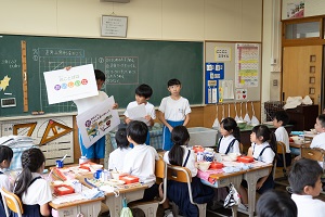 給食の時間に,低学年の教室へ給食委員の児童が紙芝居をみせに来てくれました。 給食の時間に,低学年の教室へ給食委員の児童が紙芝居をみせに来てくれました。