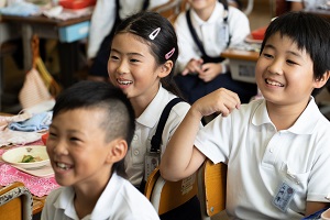 給食の時間に,低学年の教室へ給食委員の児童が紙芝居をみせに来てくれました。