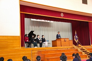 新任式壇上