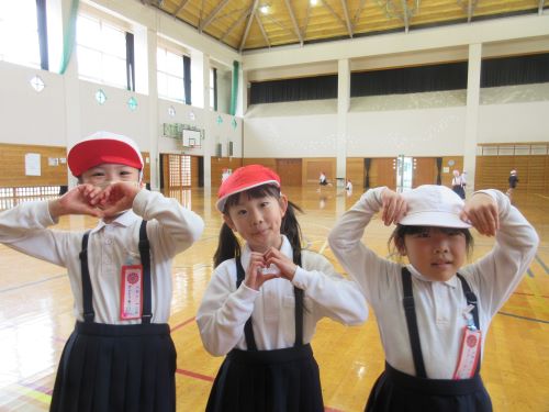 体育館でハイポーズ