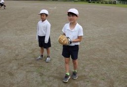 校庭でキャッチボール_3