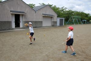 校庭でキャッチボール_4