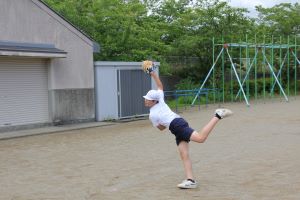 校庭でキャッチボール_5