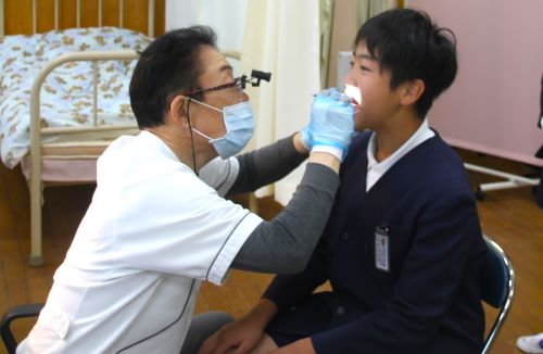 大きく口を開けましょう