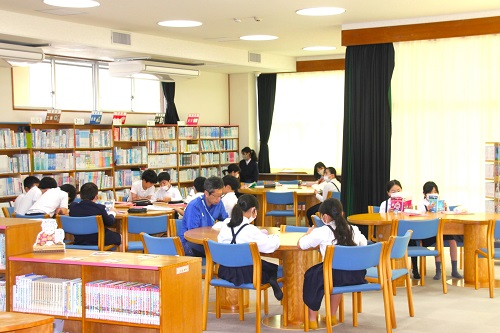 図書館で読書