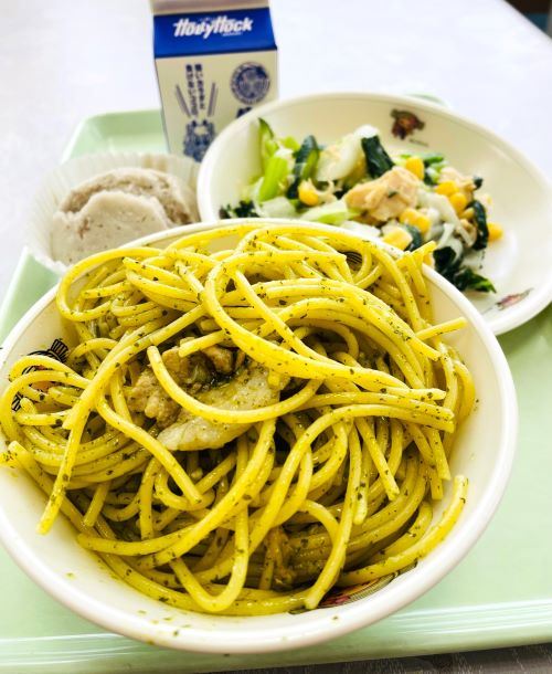 給食はスパゲッティジェノベーゼ