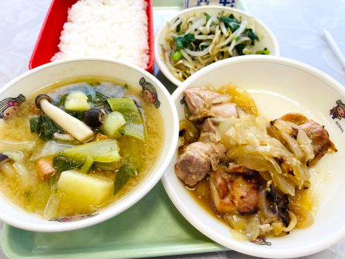 給食は鶏肉とたまねぎの照り焼き