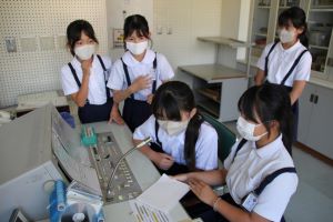 給食の時間の放送室_3