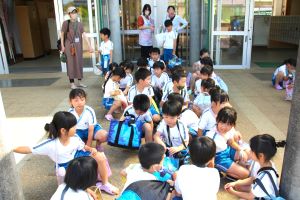 プールへ出発 1・2年生_2