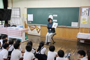 読み聞かせタイム 2年生_1