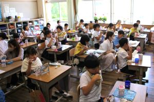 二年皆で歯磨き