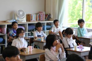 四年話を聞いている
