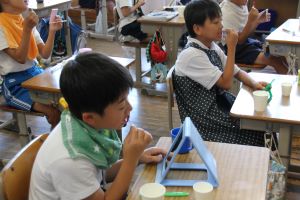 四年鏡を見ながら