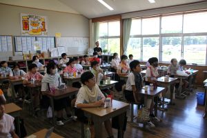 六年話を聞いている