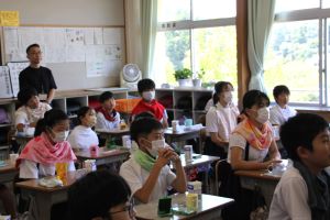 六年説明を聞く