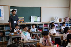 四年説明を聞く
