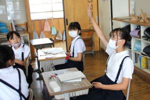 手を上げている