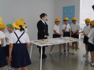 説明を受ける