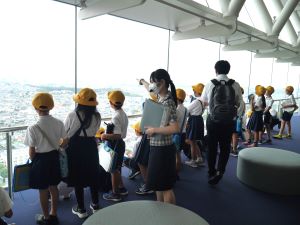 遠くを眺める子たち