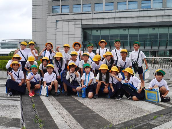 県庁前で記念撮影